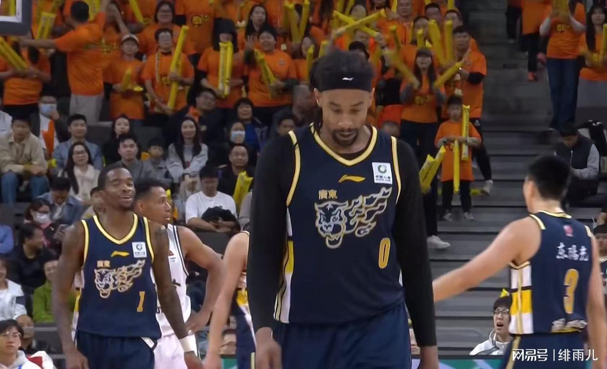 世界杯客户端升级-貌合神离？萨林杰庆生惨遭区别对待，或被广东队彻底放弃！